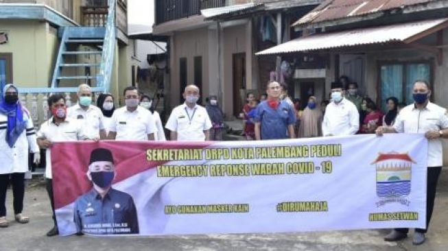 PNS Sekretariat DPRD Palembang Bagi Sembako dan Masker ke Warga