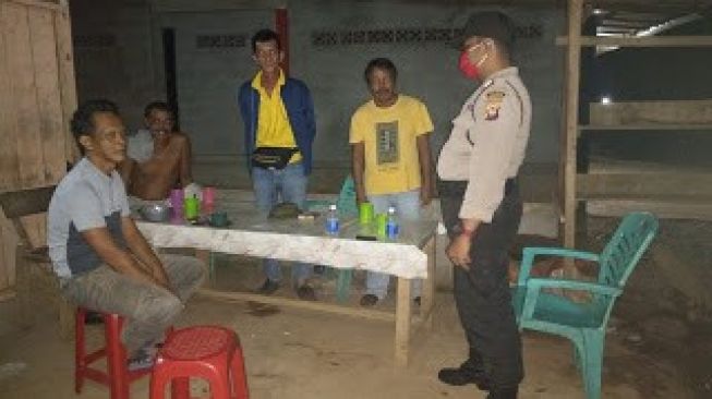 Polsek Sanggau Ledo Imbau Warganya Terapkan Jaga Jarak Ketika Berkumpul