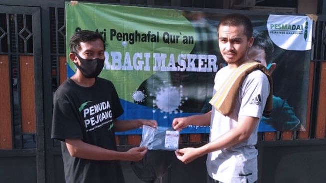 Santri Pesmadai Bagi Masker Secara Gratis di Bogor dan Depok