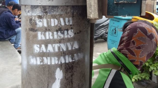 Tulisan vandal 'Sudah Krisis Saatnya Membakar' bikin warga Tangerang geger. (istimewa).