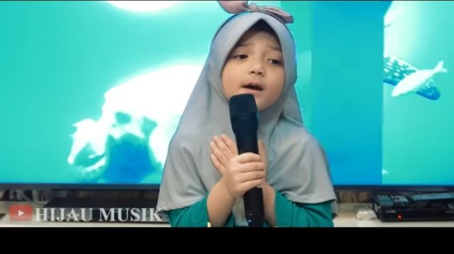 Arsy Hermansyah meng-cover lagu Aisyah Istri Rasulullah.