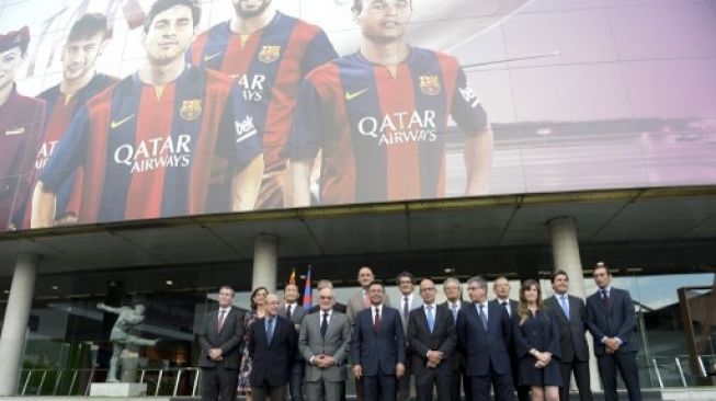 Pejabat klub Barcelona berpose di depan markas mereka di Camp Nou. [AFP]