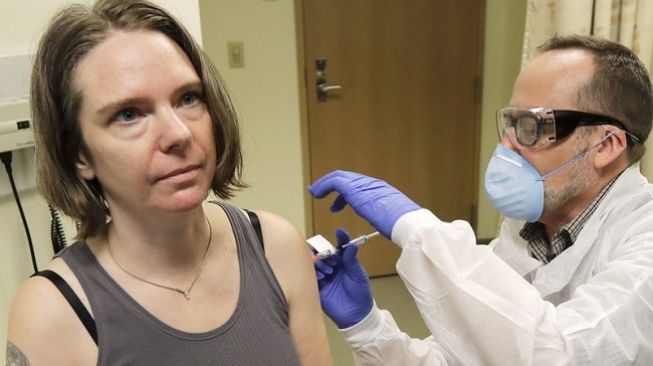 Seorang apoteker memberikan suntikan kepada Jennifer Haller, dalam studi tahap pertama dari vaksin coronavirus pada 16 Maret 2020, di Kaiser Permanente Washington Health Research Institute di Seattle. (Foto: Ted S. Warren / AP / via npr.org)