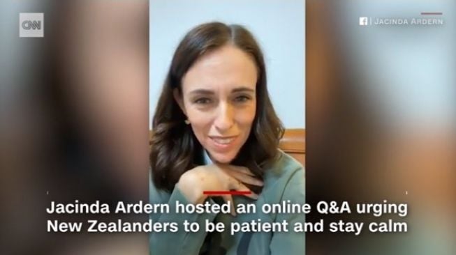 Jacinda Ardern dalam Live Facebook (YouTube/CNN)