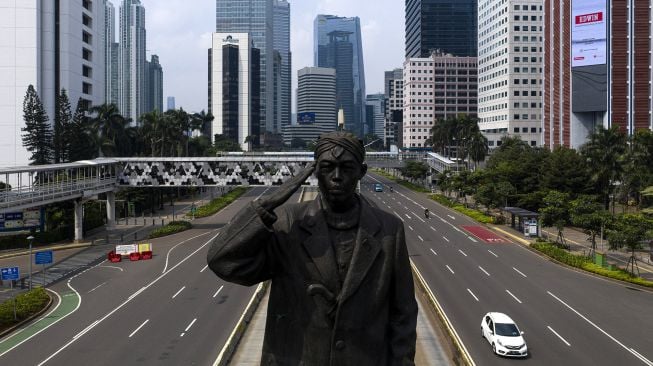 Sejumlah kendaraan melintas di Jalan Jenderal Sudirman, Jakarta Pusat, Jumat (10/4). [ANTARA FOTO/Sigid Kurniawan]