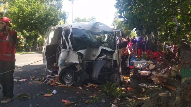 Mobil Melaju Kencang di Wates Tabrak Pohon hingga Remuk, Korban Terjepit