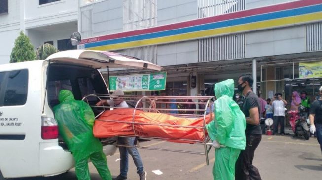 Sempat Digoyang-goyang, Sopir Taksi Daring Ditemukan Meninggal di Mobil