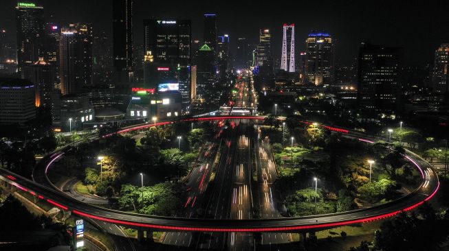 Simpang Susun Semanggi menampilkan warna merah putih di Jakarta, Kamis (9/4). [ANTARA FOTO/Galih Pradipta]