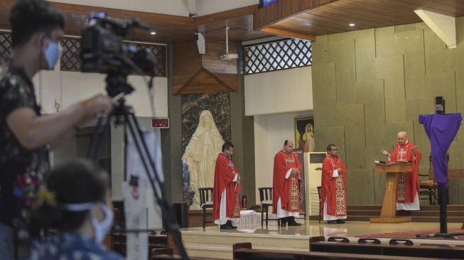 Romo Sebastianus Ndona memimpin misa Jumat Agung di Gereja Santo Arnoldus Janssen, Kota Bekasi, Jawa Barat, Jumat (10/4). [ANTARA FOTO/Paramayuda]