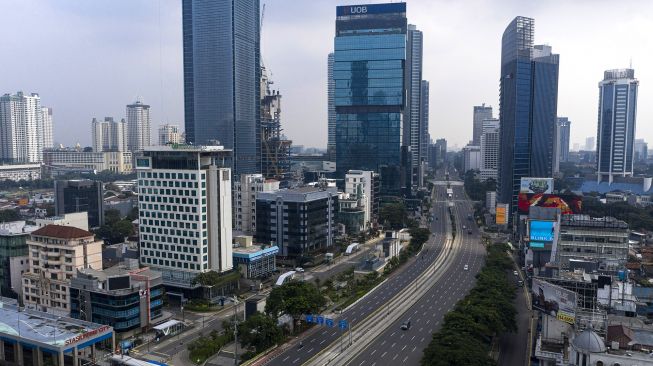 Suasana jalan Jenderal Sudirman yang lengang di Jakarta Pusat, Jumat (10/4). [ANTARA FOTO/Sigid Kurniawan]