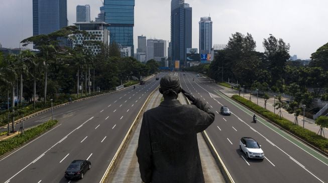 Sejumlah kendaraan melintas di Jalan Jenderal Sudirman, Jakarta Pusat, Jumat (10/4). [ANTARA FOTO/Sigid Kurniawan]