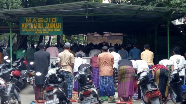 Warga Resah Masjid Miftaahul Jannah Masih Gelar Salat Jumat saat PSBB