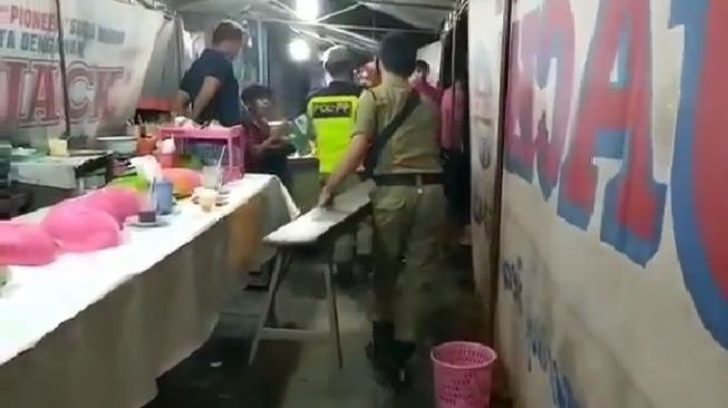 Pemilik Warung Bandel Layani Makan di Tempat, Kursi Disita Paksa Aparat