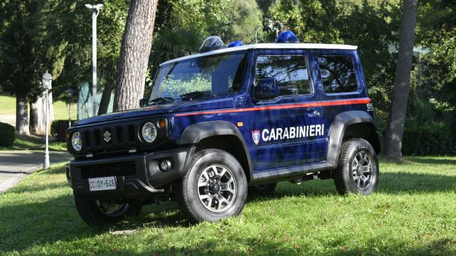 Suzuki Jimny jadi mobil polisi di Italia.[autoindustriya.com]