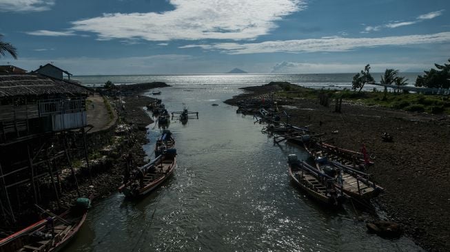 Abu vulkanik Gunung Anak Krakatau terlihat dari pinggir pantai di Desa Pasauran, Serang, Banten, Sabtu (11/4/). [ANTARA FOTO/Muhammad Bagus Khoirunas]