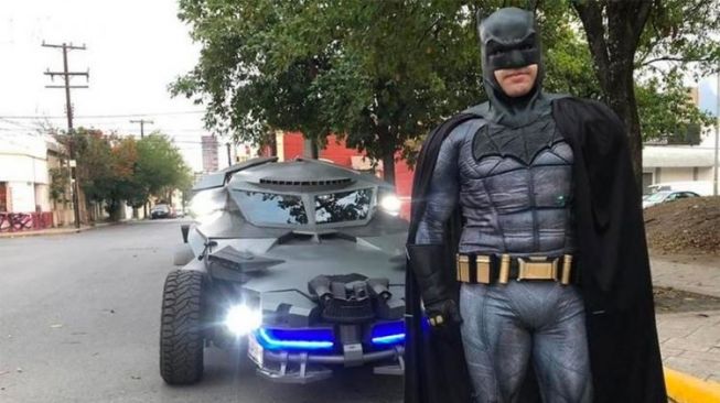 Batman dari Meksiko dan Batmobile andalannya berkeliling untuk mengimbau warga agar tetap di rumah aja untuk menekan penularan virus Corona Covid-19. (odditycentral)