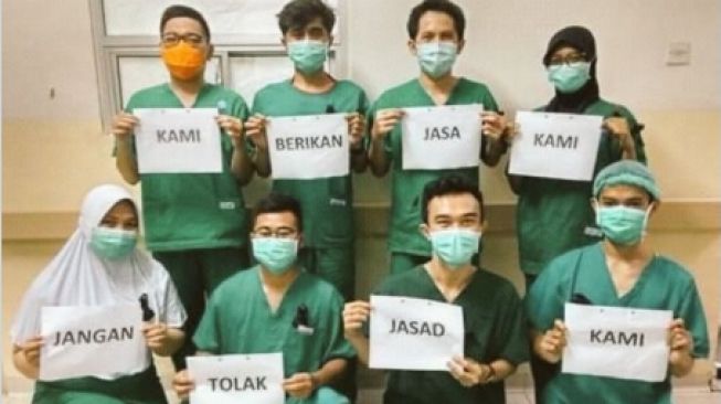 Viral foto perawat "Kami Berikan Jasa Kami, Jangan Tolak Jasad Kami" (Twitter).