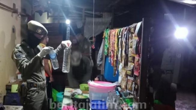 Pandemi COVID-19 Belum Berakhir, Penjual Arak Ogah Menyingkir