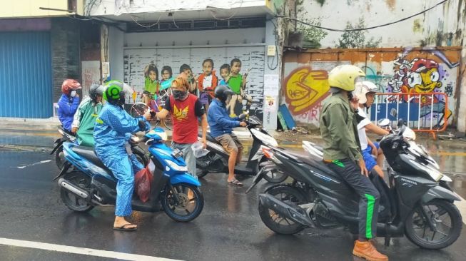 Prihatin Pengguna Jalan Masih Ramai, Klub Motor Ini Berbagi Hand Sanitizer