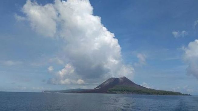 Gunung Anak Krakatau Erupsi, Nelayan dan Pelaku Pelayaran Tidak Boleh Mendekati Kawah