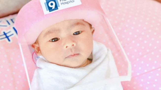 Gemas, Bayi Baru Lahir di Thailand Pakai Pelindung untuk Cegah Covid-19