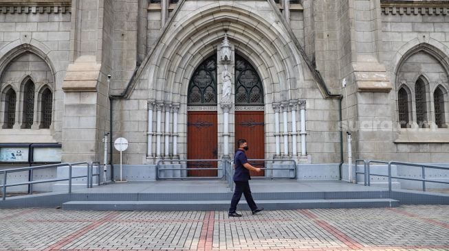 Suasana di Gereja Katedral, Jakarta, Minggu (12/4).  [Suara.com/Alfian Winanto]