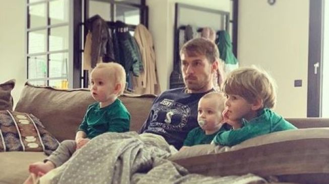 Aaron Ramsey bersama ketiga anaknya saat menjalani karantina. (Instagram/aaronramsey)
