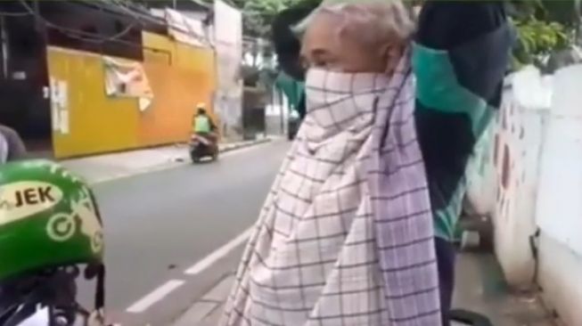 Kakek ini Terpaksa Tetap Narik Ojol Demi Keluarga, Pakai Masker dari Sarung