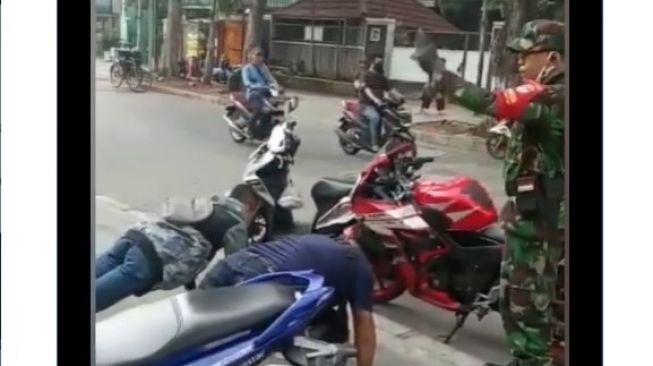 Pemotor harus dihukum pushup karena tidak pakai masker saat berkendara (Instagram-lambe_turah)