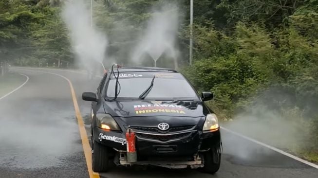 Toyota Vios dijadikan armada semprot disinfektan (Youtube-Bapak Mustofa Kepala Jenggot)