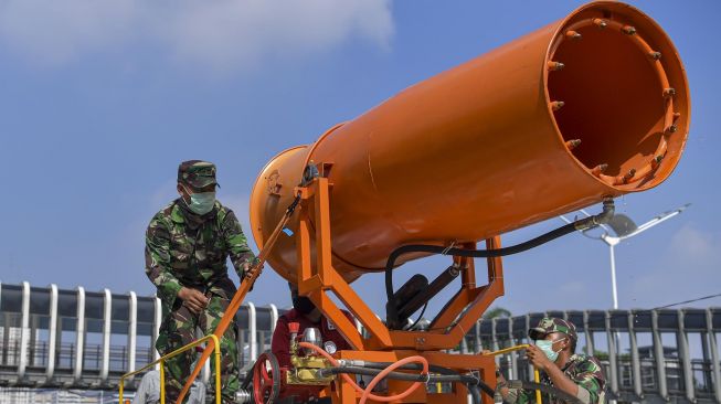 Anggota TNI melakukan persiapan penyemprotan cairan disinfektan dengan menggunakan mobil gunners spraying dikawasan Gatot Soebroto, Jakarta, Minggu (12/4). [ANTARA FOTO/Nova Wahyudi]