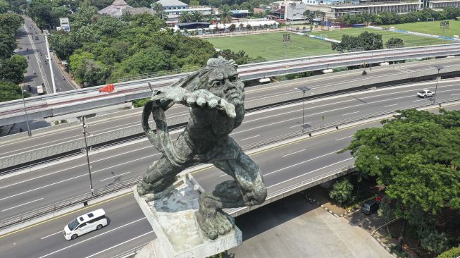 Foto udara lalu lintas kendaraan di tol dalam kota kawasan Pancoran, Jakarta, MInggu (12/4).  [ANTARA FOTO/Nova Wahyudi]
