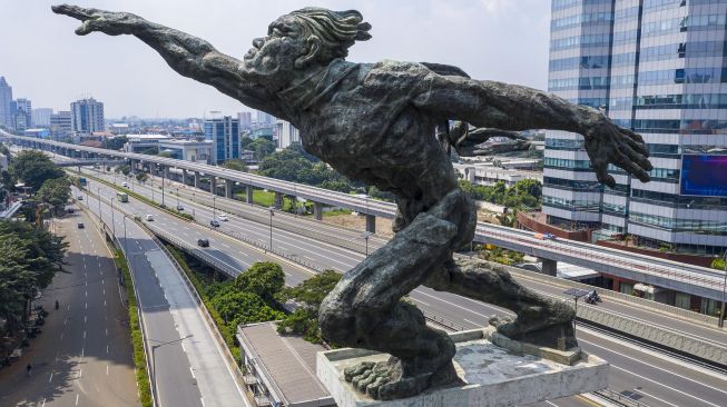 Kendaraan melintas  di tol dalam kota kawasan Pancoran, Jakarta, MInggu (12/4).  [ANTARA FOTO/Nova Wahyudi]
