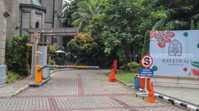 Pintu parkir yang ditutup di Gereja Katedral, Jakarta, Minggu (12/4). [Suara.com/Alfian Winanto]