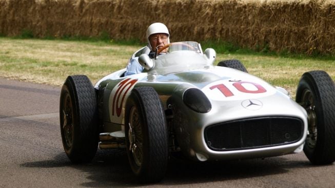 Legenda dunia balap Sir Stirling Craufurd Moss mengendarai mobil balap Mercedes Benz W196 1954 dalam Goodwood's Festival of Speed di Inggris, 5 Juli 2009. [AFP/Max Nash]