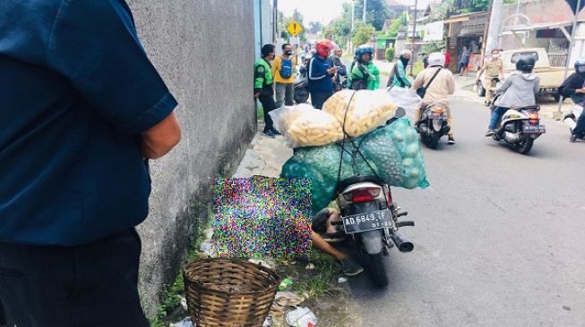 Pria Pembawa Sayur Mendadak Jatuh dan Meninggal di Pinggiran Jalan