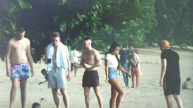 Lagi Ada Wabah Corona Bule bule Asyik Telanjang Dada di Pantai Carita