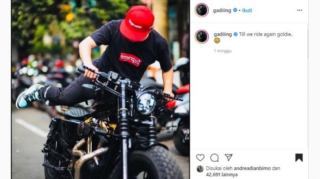 Gading Marten bersama Harley-Davidsonnya.[Instagram/@gadiiing]