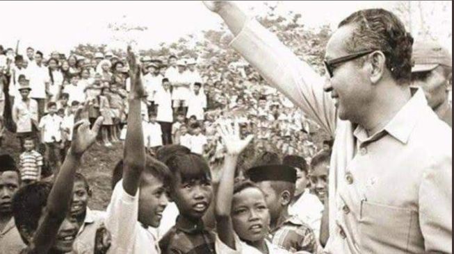 Foto lama Presiden Soeharto sedang menyapa warga. (Twitter/@tommy_soeharto_)
