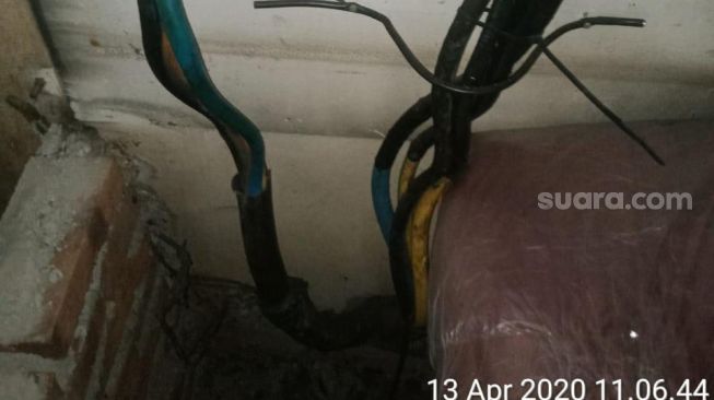 Kabel optik yang terbakar itu menimbulkan percikan api di Jalan Panglima Polim Raya, Melawai, Kebayoran Baru, Jakarta Selatan, Senin (13/4/2020) siang. Kabel tersebut terbakar diduga korsleting lantaran sudah tidak terawat. [Suara.com/Yasir/Ho Damkar]