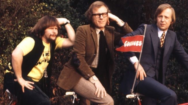 Komedian Ternama Tim Brooke-Taylor yang meninggal dunia akibat virus corona atau COVID-19 berpose bersama rekan grupnya dalam The Goodies [Comedy.co.uk]