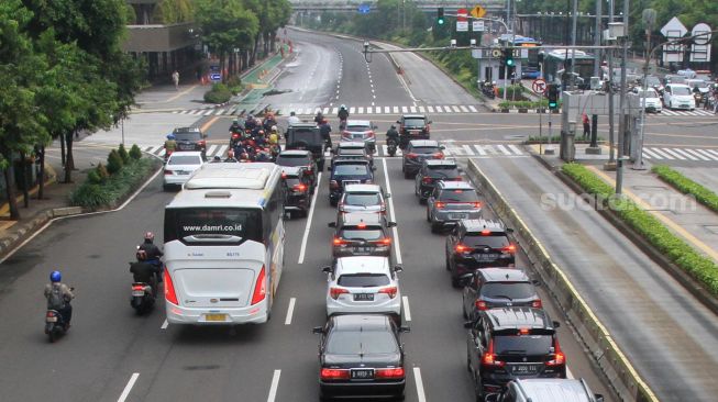 Suasana di Jalan MH Thamrin, Jakarta, Senin (13/4). [Suara.com/Oke Atmaja]