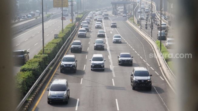 Kendaraan melintas di tol dalam kota, Jakarta, Senin (13/4). [Suara.com/Oke Atmaja]
