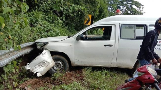 Tubuhnya Terpelanting Diseruduk Ambulans, Sopir Ojol Tewas