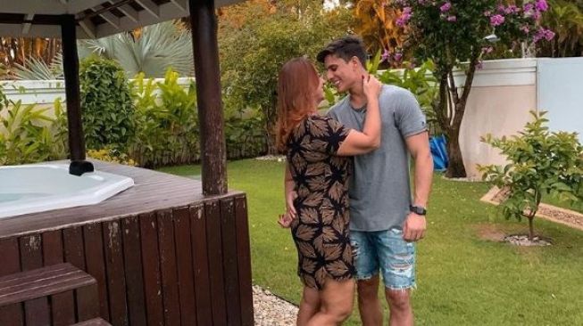 Nadine Goncalves terlihat mesra bersama pacar barunya bernama Tiago Ramos. (Instagram/@nadine.goncalves)