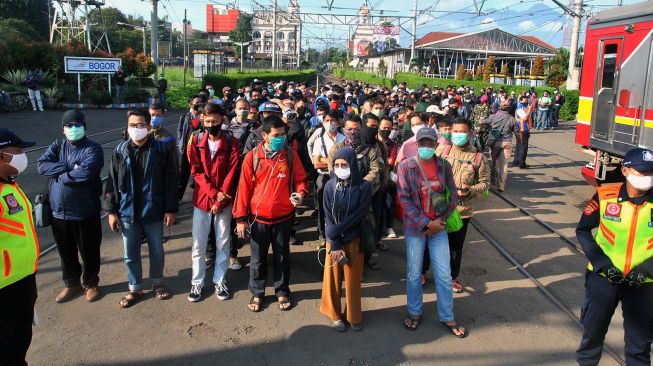 Cerita Petugas Saat Penumpang KRL Membludak: Mereka Antre dari Jam 4 Subuh