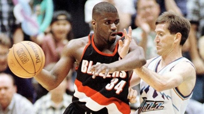 Isaiah Rider (kiri) saat masih memperkuat Portland Trail Blazers. Rider pindah ke LA Lakers pada tahun 2000. [AFP/George Frey]