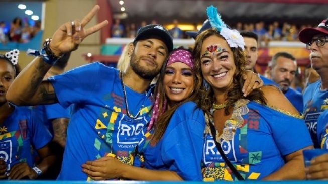 Neymar bersama ibunya, Nadine Goncalves (kanan), berpose saat hadiri karnaval di Rio de Janeiro pada 5 Maret 2019. [AFP]