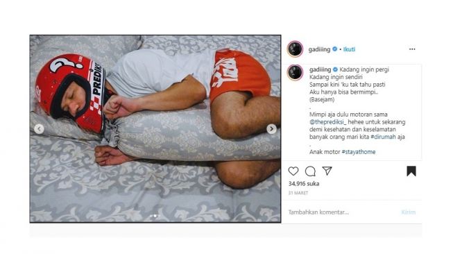 Potret Gading Marten menggunakan helm saat tidur.[Instagram/@gadiiing]