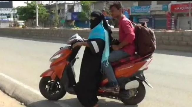 Emak-emak rela riding puluhan kilometer demi sang anak (Cartoq)